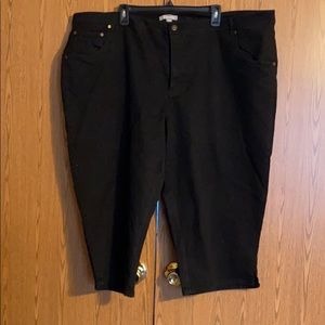 5/$25 NWOT Black Denim Plus Size Capris